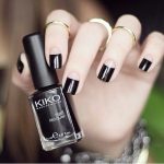 13-a-gothic-take-on-a-French-manicure-with-a-large-black-tip